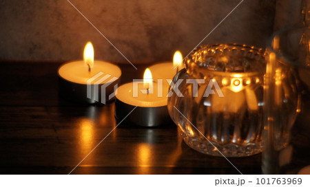 テーブルの上のキャンドル テーブルの上のキャンドル 101763969