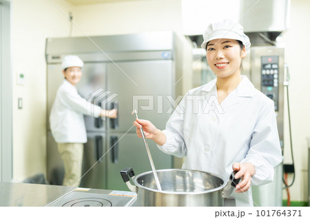 厨房で料理をする調理師の女性 101764371