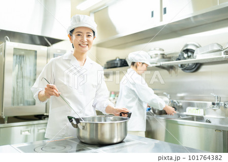 調理師　女性　厨房 101764382