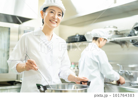 調理師　女性　厨房 101764383