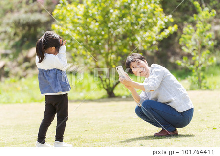 孫とおばあちゃんのポートレート 孫とおばあちゃんのポートレート 101764411