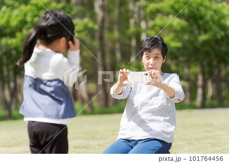 孫とおばあちゃんのポートレート 孫とおばあちゃんのポートレート 101764456