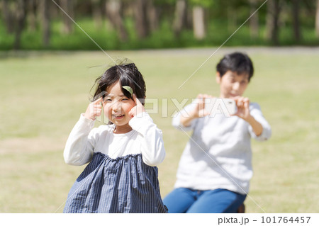 孫とおばあちゃんのポートレート 孫とおばあちゃんのポートレート 101764457