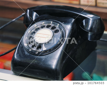 昭和レトロな黒電話 101764503