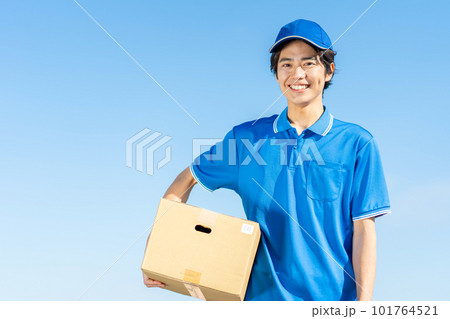 荷物を届ける宅配便の若い男性ドライバー 荷物を届ける宅配便の若い男性ドライバー 101764521