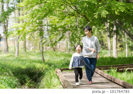 散歩をする孫とおばあちゃんの写真 101764785