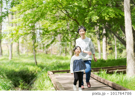 散歩をする孫とおばあちゃんの写真 101764786