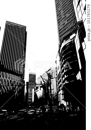 大阪駅中央口前のビル風景 白黒写真 大阪駅中央口前のビル風景 白黒写真 101765279