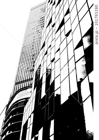 高層ビルのアートな壁面　白黒写真 101765280