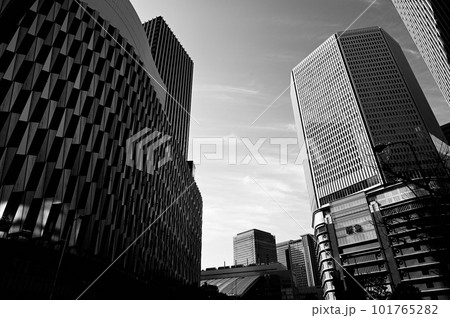 大阪駅中央口前のお洒落なデザインビル　白黒写真 101765282