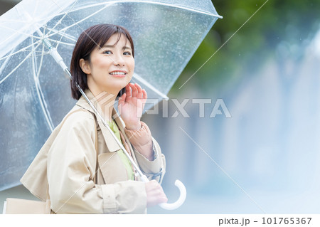 雨の日に傘をさす女性 雨の中歩く女性 雨でも笑顔で歩く女性 雨の日に傘をさす女性 雨の中歩く女性 雨でも笑顔で歩く女性 101765367
