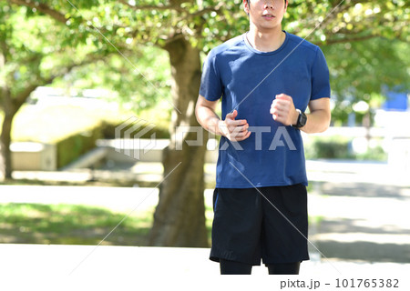 大自然の中ランニングをする若い男性 101765382