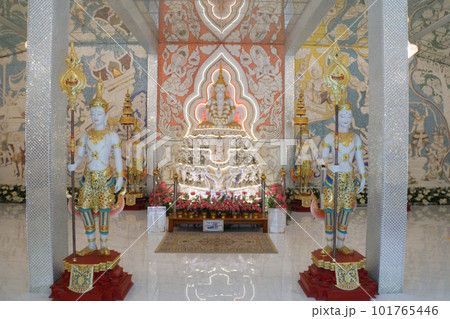 タイ国サムット・プラーカーンの寺院「ワット・サーカラー(ワット・サークラー)」の鏡の部屋にある5連仏 101765446