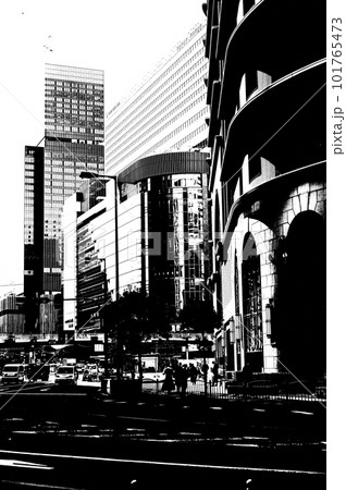 大阪駅中央口前のビル風景　白黒写真 101765473