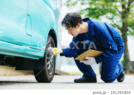 車の点検をする男性 車の点検をする男性 101765804
