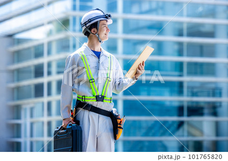 外で作業をする男性 101765820
