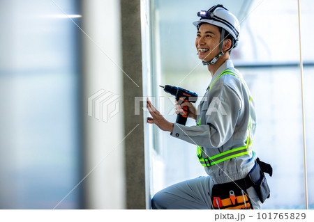 作業をする男性 作業をする男性 101765829