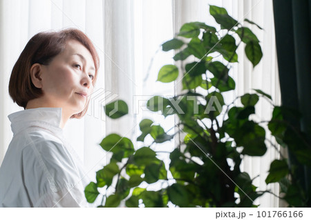 日差し 朝 女性 カーテン 観葉植物 日差し 朝 女性 カーテン 観葉植物 101766166