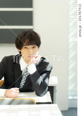 スーツを着た20代男性 101767413