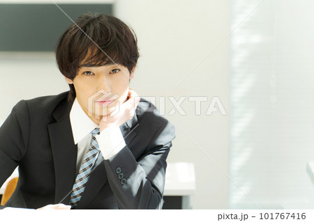 スーツを着た20代男性 101767416