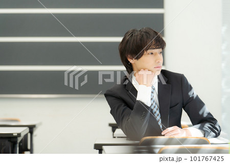 スーツを着た20代男性 101767425