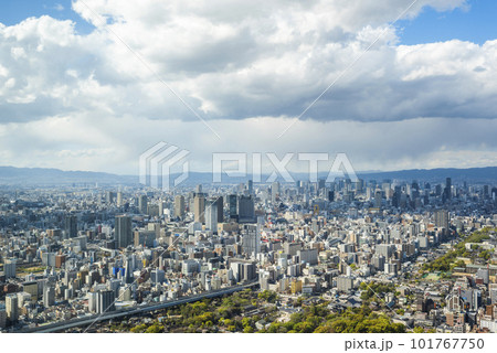 大阪の街並みと曇り空 大阪の街並みと曇り空 101767750