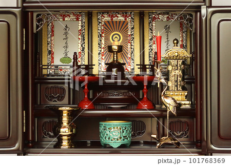 小さい仏壇に飾られた真宗大谷派(東本願寺)の仏具 供養のイメージ2 101768369