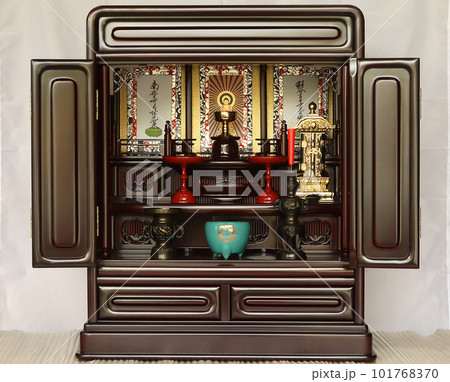 小さい仏壇に飾られた浄土真宗本願寺派(西本願寺)の仏具 都会での供養のイメージ4 101768370