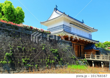 【鹿児島県】晴天の鶴丸城跡（御楼門）鹿児島城跡 101768387