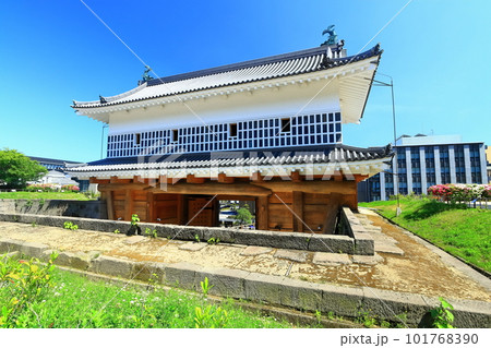 【鹿児島県】晴天の鶴丸城跡(御楼門)鹿児島城跡 【鹿児島県】晴天の鶴丸城跡(御楼門)鹿児島城跡 101768390