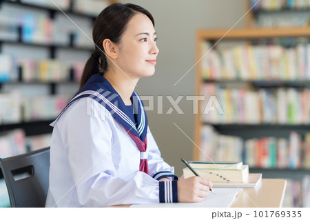図書館で勉強をする女子高生　撮影協力：中央工学校附属日本語学校 101769335