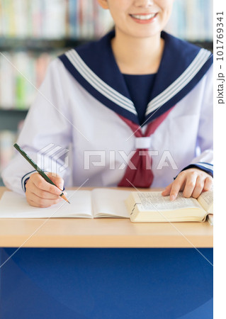 図書館で勉強をする女子高生　撮影協力：中央工学校附属日本語学校 101769341