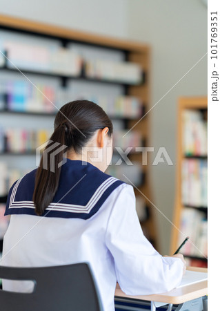 図書館で勉強をする女子高生　撮影協力：中央工学校附属日本語学校 101769351