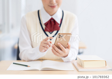スマホを使って教室で勉強をする女子高生 撮影協力:中央工学校附属日本語学校 スマホを使って教室で勉強をする女子高生 撮影協力:中央工学校附属日本語学校 101769362