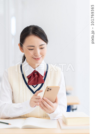 スマホを使って教室で勉強をする女子高生　撮影協力：中央工学校附属日本語学校 101769365