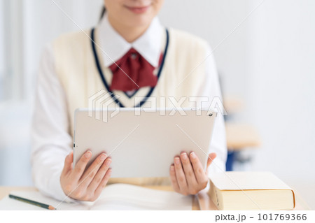 タブレットを使って教室で勉強をする女子高生のボディバーツ　撮影協力：中央工学校附属日本語学校 101769366