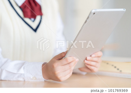 タブレットを使って教室で勉強をする女子高生のボディバーツ 撮影協力:中央工学校附属日本語学校 タブレットを使って教室で勉強をする女子高生のボディバーツ 撮影協力:中央工学校附属日本語学校 101769369