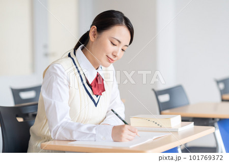 教室で勉強をする女子高生　撮影協力：中央工学校附属日本語学校 101769372