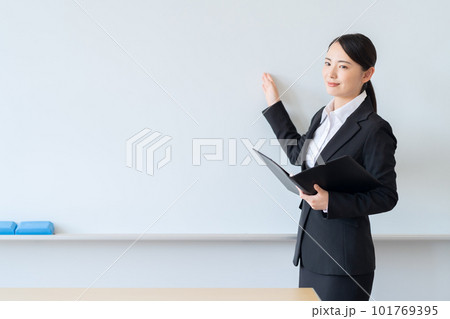 学校の教室で授業をする新人の教師　撮影協力：中央工学校附属日本語学校 101769395