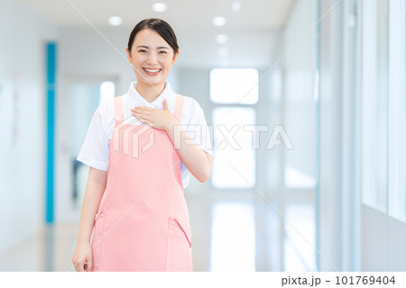 介護施設の廊下で働く介護士の女性　撮影協力：中央工学校附属日本語学校 101769404