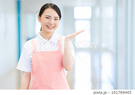 介護施設の廊下で働く介護士の女性　撮影協力：中央工学校附属日本語学校 101769405