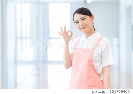 介護施設の廊下で働く介護士の女性　撮影協力：中央工学校附属日本語学校 101769406