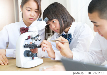 顕微鏡をのぞく中学生 101769432