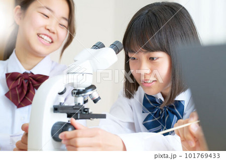 顕微鏡をのぞく中学生 顕微鏡をのぞく中学生 101769433