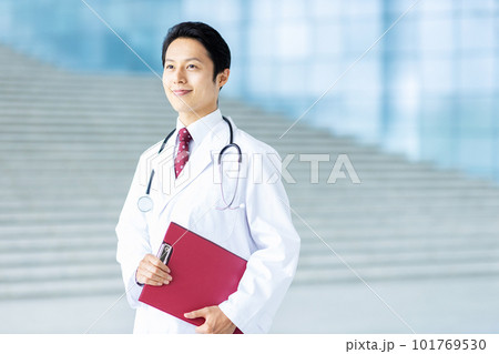 白衣を着ている男性 白衣を着ている男性 101769530