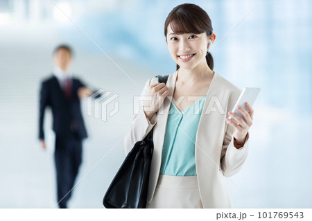 ビジネスウーマン　スマホ　イヤホン 101769543