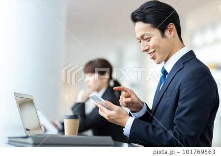 スマホを見るビジネスマン スマホを見るビジネスマン 101769563