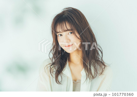 若い女性のヘアスタイルイメージ 101770360