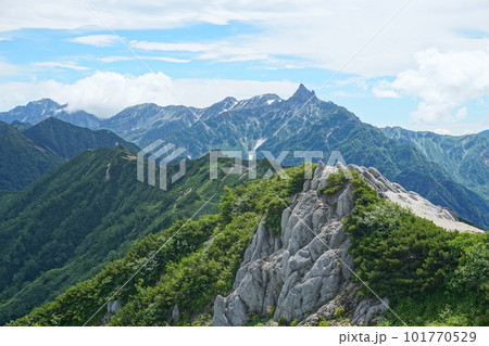 燕山荘からの北アルプス縦走路と槍ヶ岳の稜線 101770529