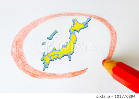 日本を赤色鉛筆で丸をする 101770894